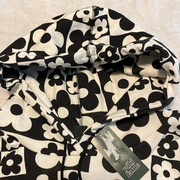 NWT WILD FABLE Women's Cropped Hoodie White Black Floral Check - Picture 4 of 7
